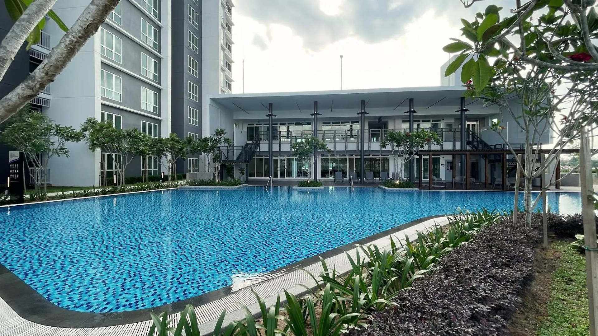 121 Residences By The Homez Near One Utama, Starling Mall, Atria Petaling Jaya 0*,  Malaysia